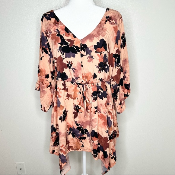 torrid Tops - Torrid Womens Peach Floral V-Neck Asymmetrical Hem Top Plus Size 1/ 1X EUC